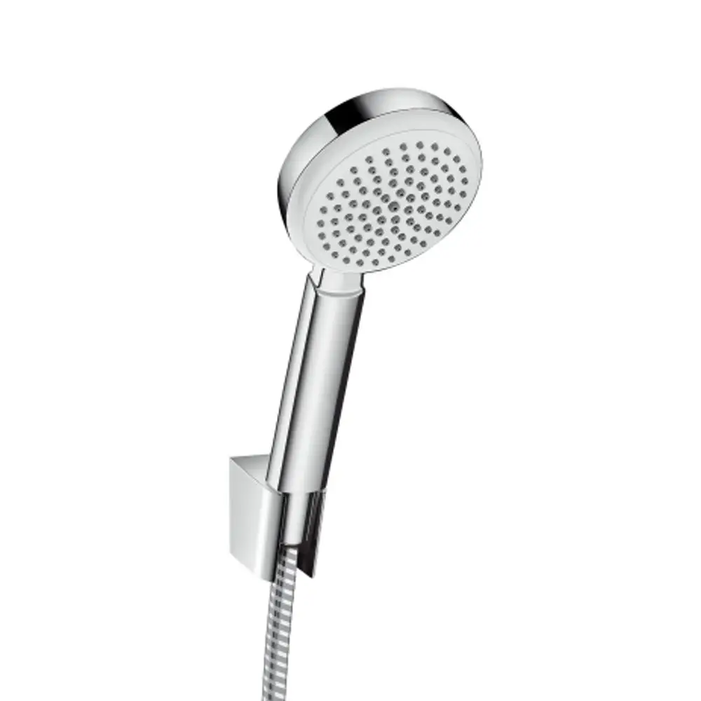 Weißer Duschkopf mit chromfarbener Halterung und Schlauch, montiert an Wand, von Hansgrohe. Der Kopf hat gleichmäßige Strahlöffnungen für die Wasserabgabe.